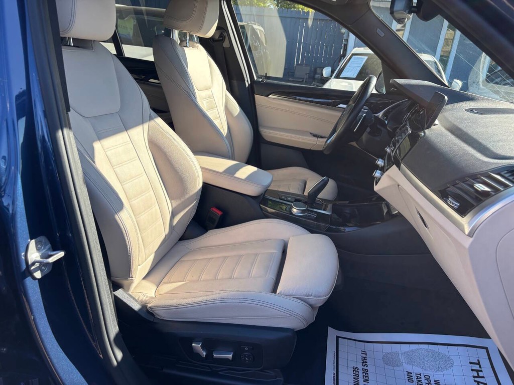 BMW X3 Vehicle Full-screen Gallery Image 11