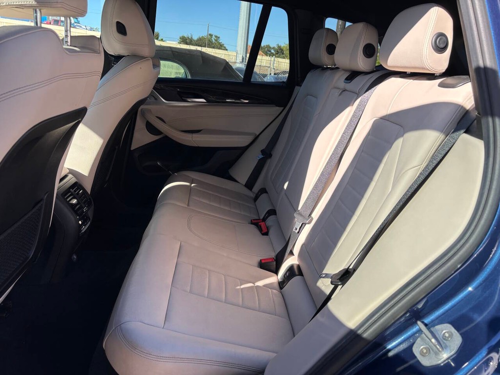 BMW X3 Vehicle Full-screen Gallery Image 12