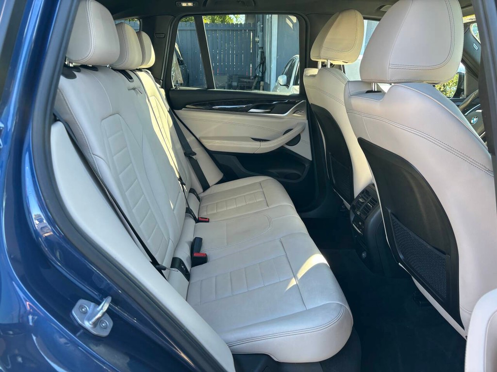 BMW X3 Vehicle Full-screen Gallery Image 14