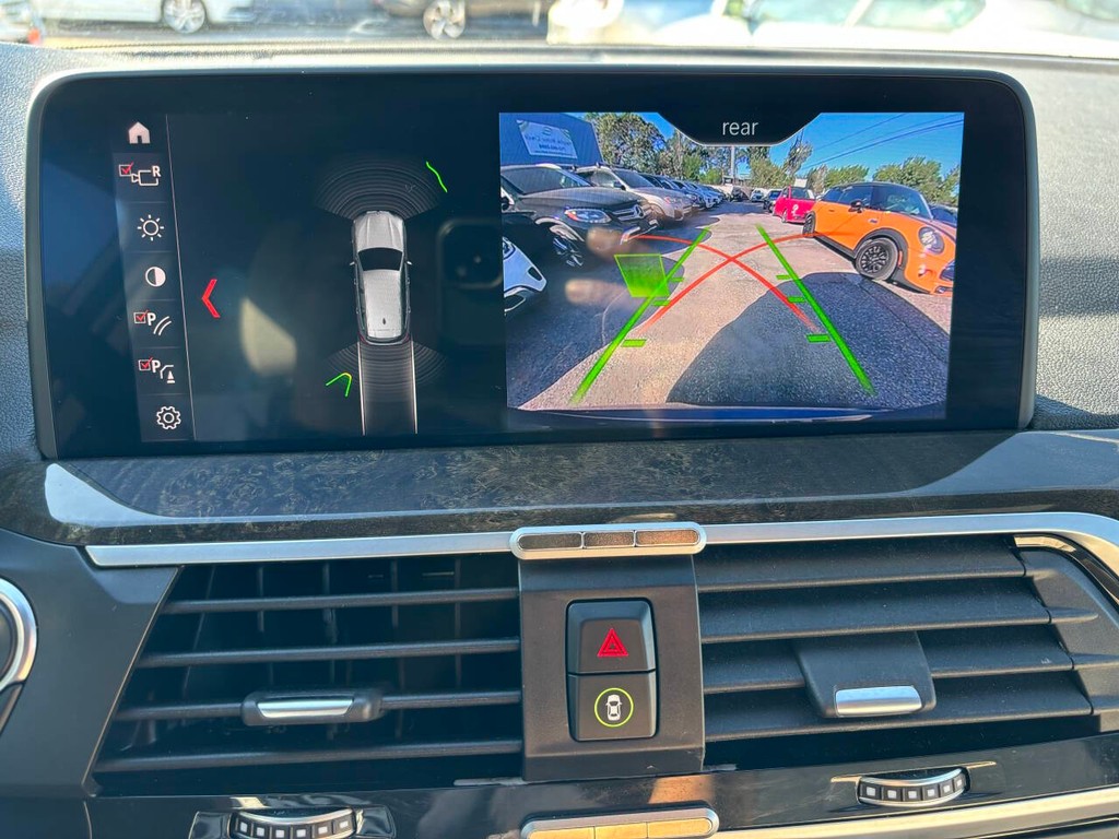 BMW X3 Vehicle Full-screen Gallery Image 17