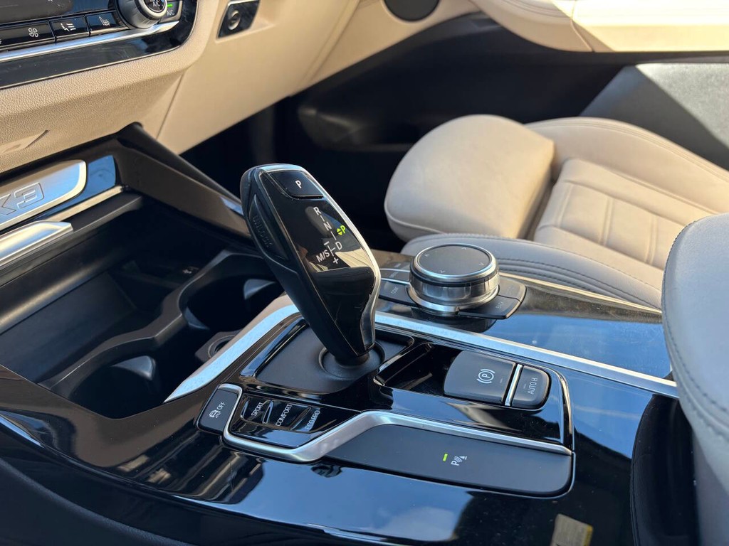 BMW X3 Vehicle Full-screen Gallery Image 19