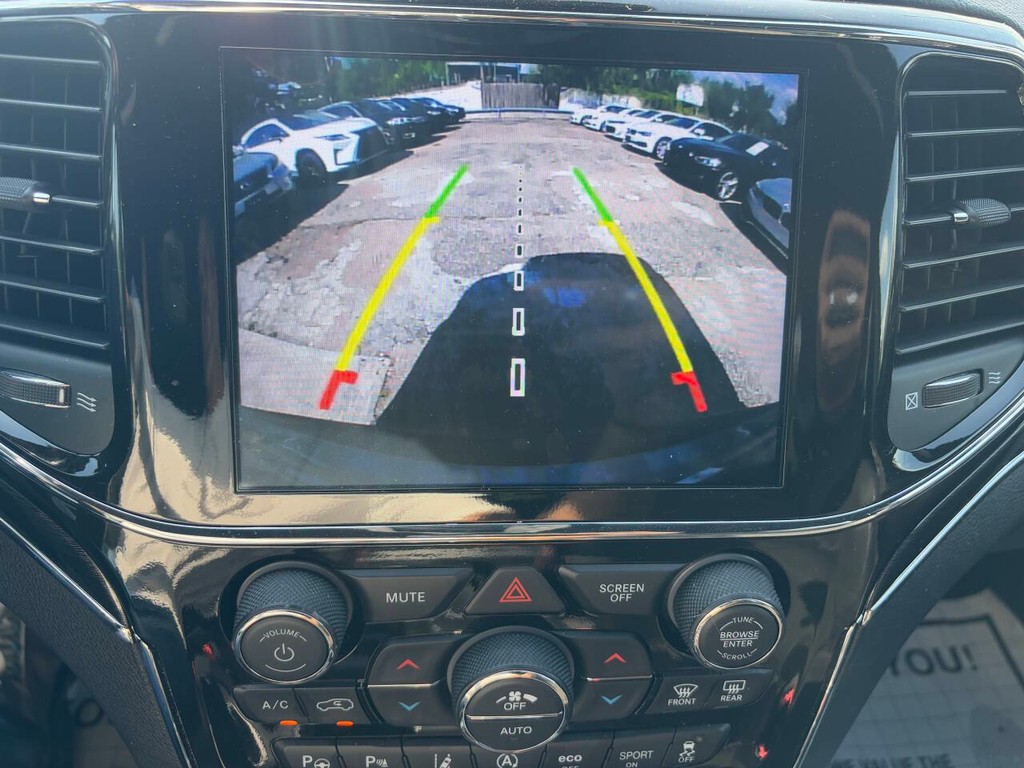 Jeep Grand Cherokee Vehicle Full-screen Gallery Image 16