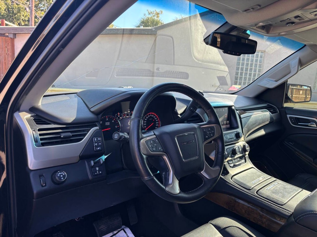 GMC Yukon Vehicle Full-screen Gallery Image 08