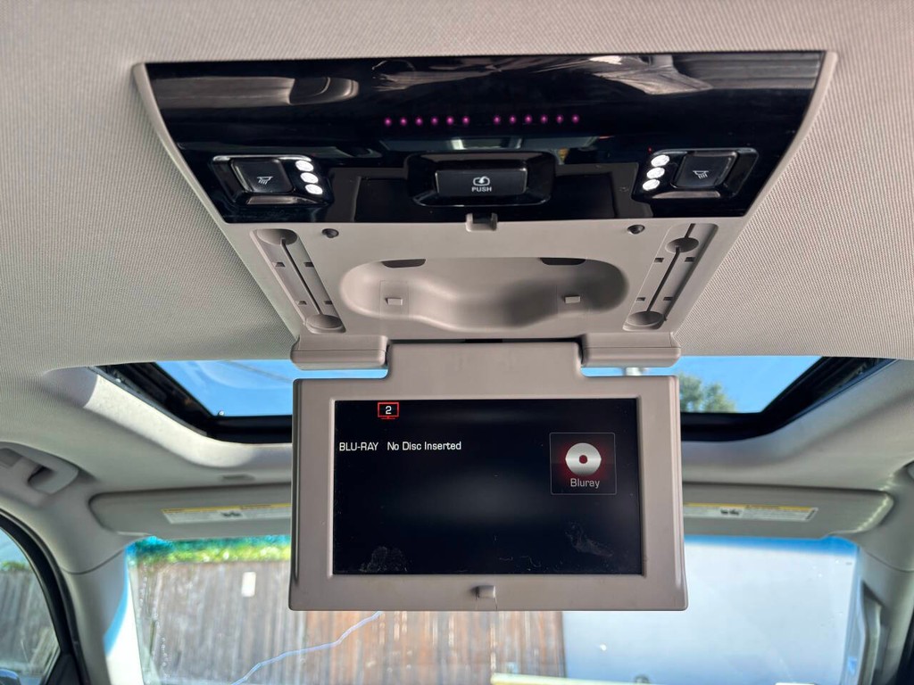 GMC Yukon Vehicle Full-screen Gallery Image 14