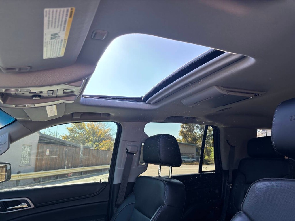 GMC Yukon Vehicle Full-screen Gallery Image 19