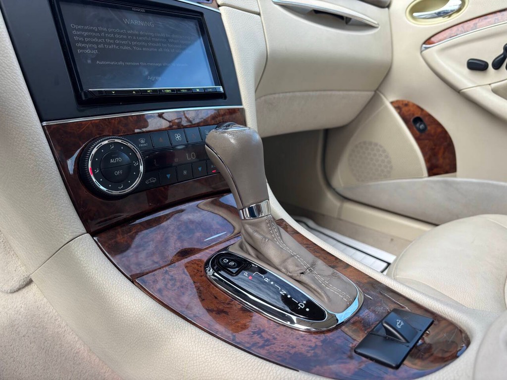 Mercedes-Benz CLK Vehicle Full-screen Gallery Image 17