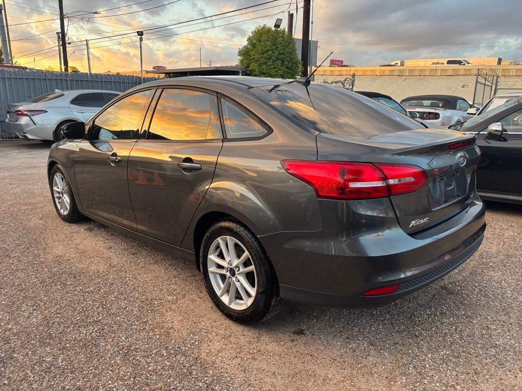 Ford Focus Sedan Vehicle Full-screen Gallery Image 05
