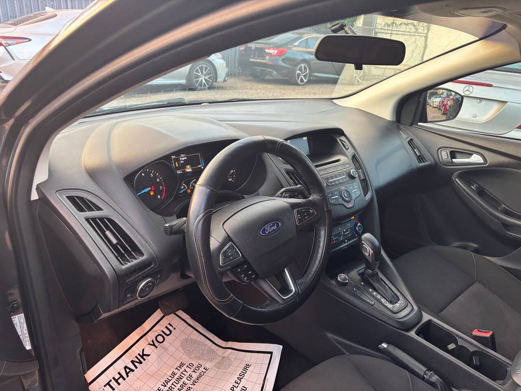 Ford Focus Sedan Vehicle Full-screen Gallery Image 08