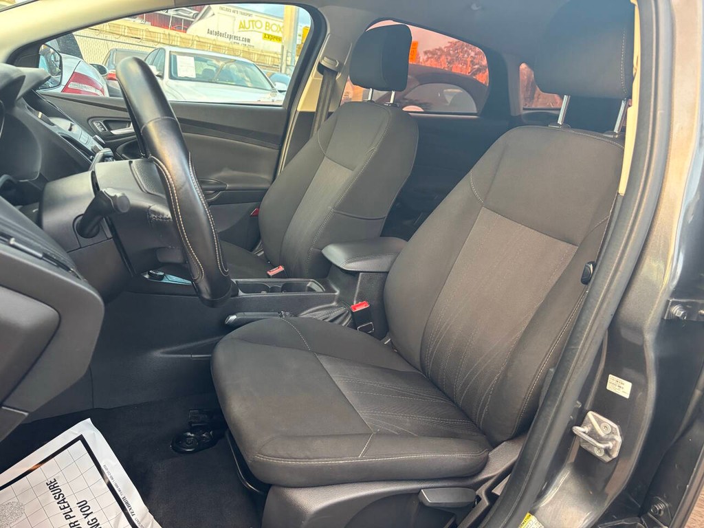 Ford Focus Sedan Vehicle Full-screen Gallery Image 09