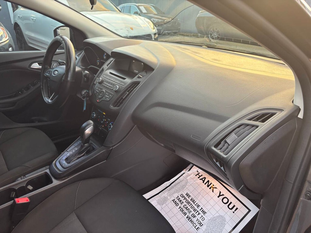 Ford Focus Sedan Vehicle Full-screen Gallery Image 10