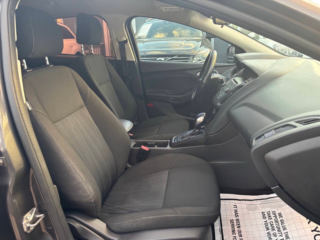 Ford Focus Sedan Vehicle Full-screen Gallery Image 11