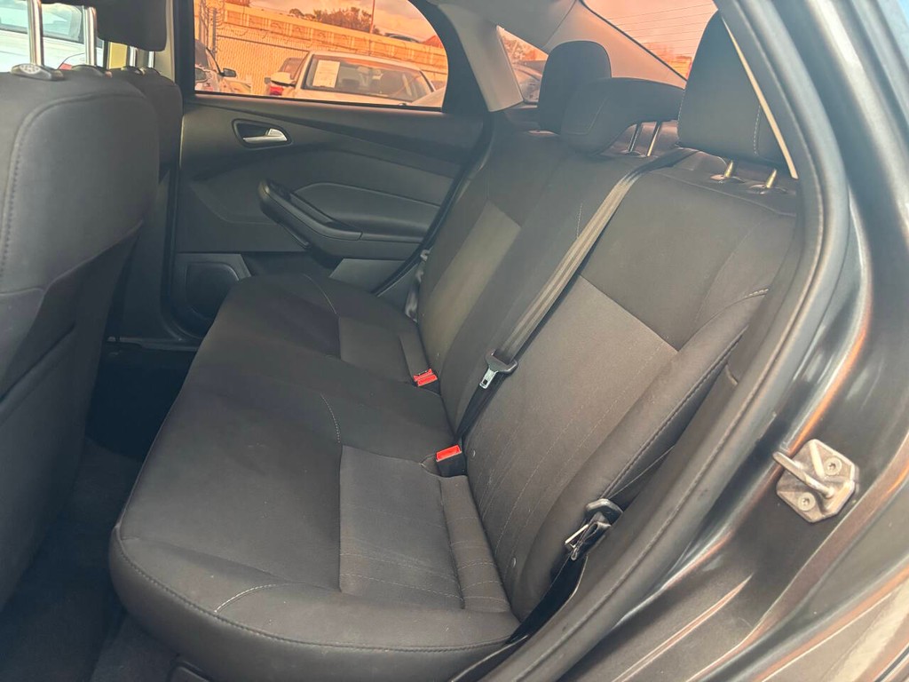 Ford Focus Sedan Vehicle Full-screen Gallery Image 12