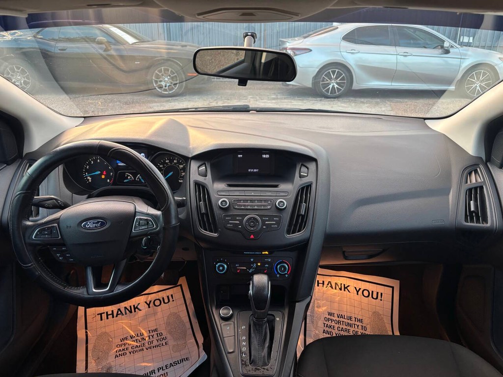 Ford Focus Sedan Vehicle Full-screen Gallery Image 14