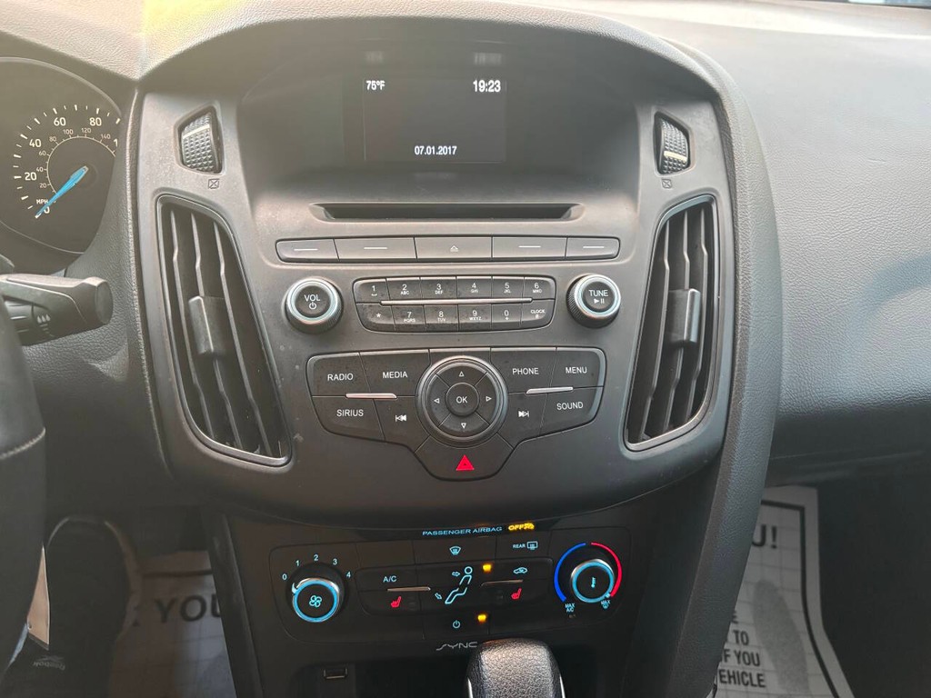 Ford Focus Sedan Vehicle Full-screen Gallery Image 15