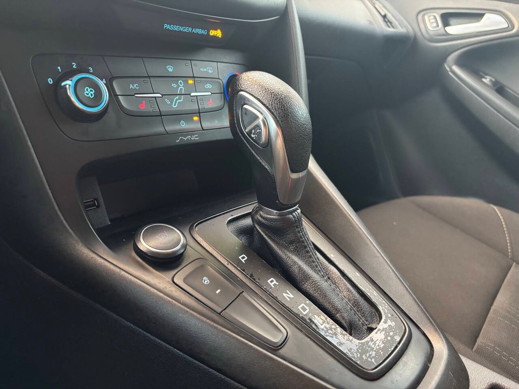 Ford Focus Sedan Vehicle Full-screen Gallery Image 17