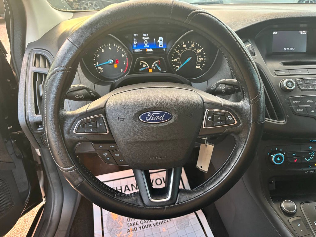 Ford Focus Sedan Vehicle Full-screen Gallery Image 18