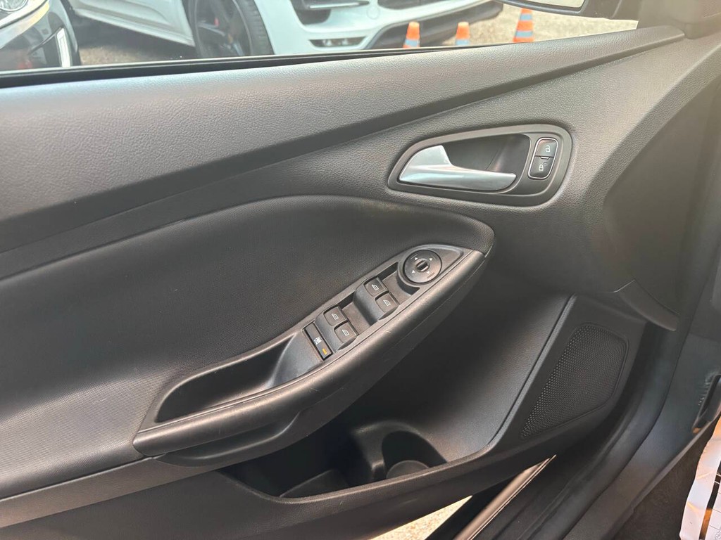 Ford Focus Sedan Vehicle Full-screen Gallery Image 19