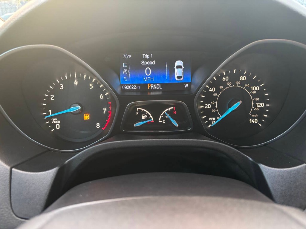 Ford Focus Sedan Vehicle Full-screen Gallery Image 20