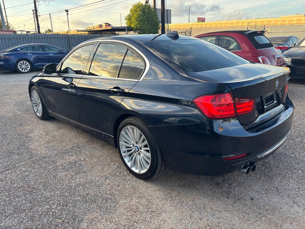 BMW 3 Series Vehicle Full-screen Gallery Image 04