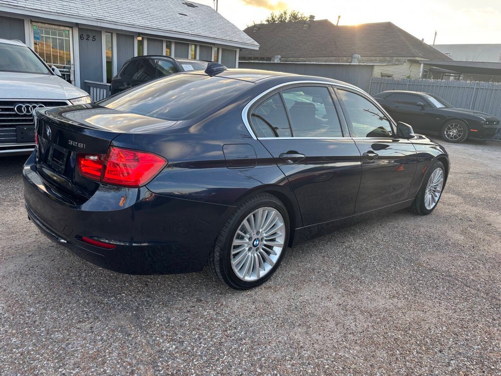 BMW 3 Series Vehicle Full-screen Gallery Image 06