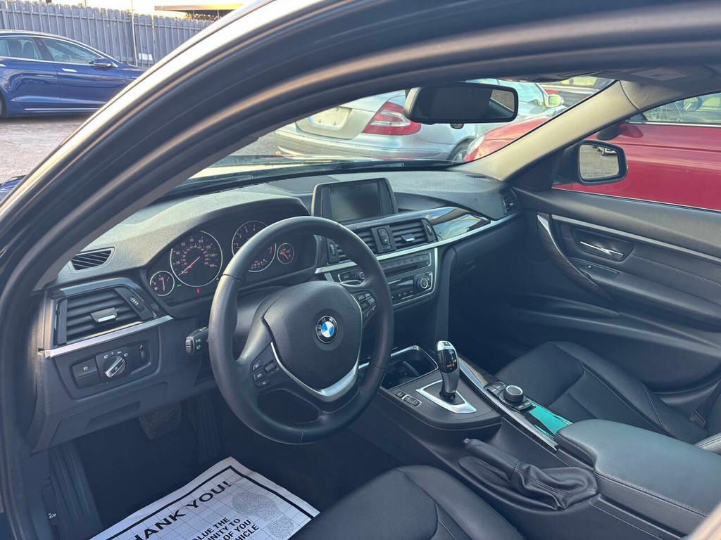 BMW 3 Series Vehicle Full-screen Gallery Image 07