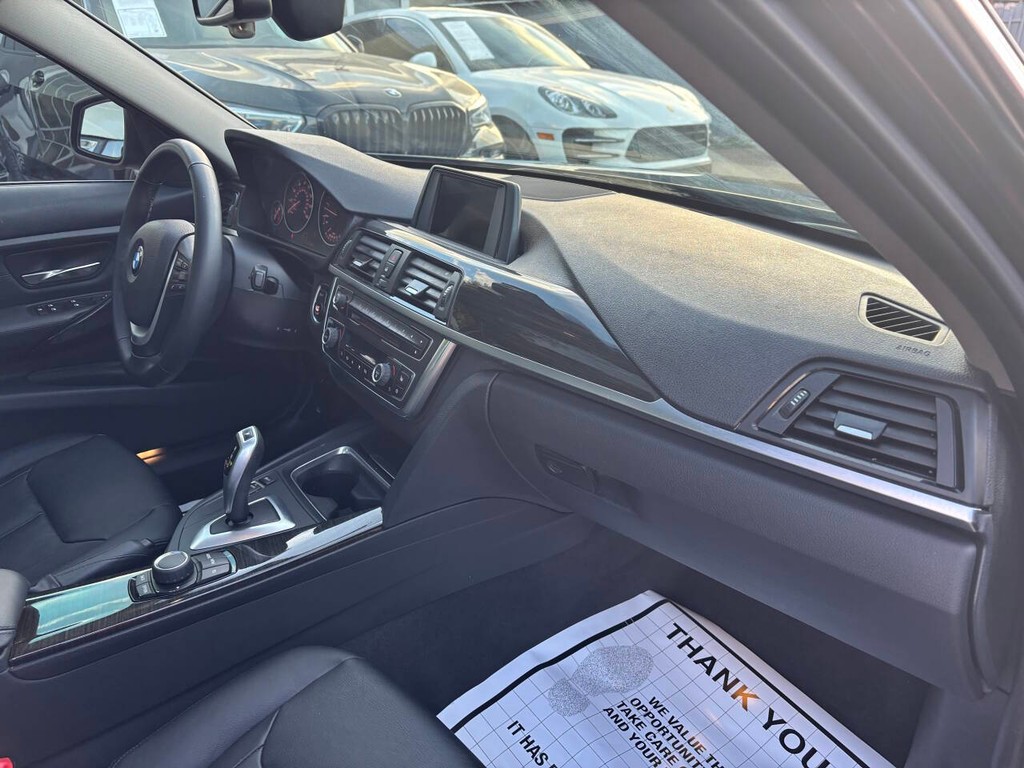 BMW 3 Series Vehicle Full-screen Gallery Image 09