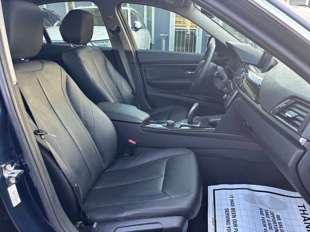 BMW 3 Series Vehicle Full-screen Gallery Image 10