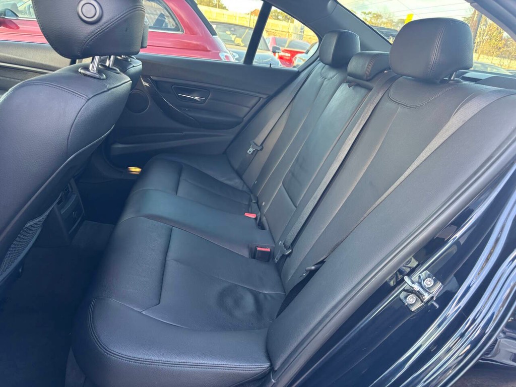 BMW 3 Series Vehicle Full-screen Gallery Image 11