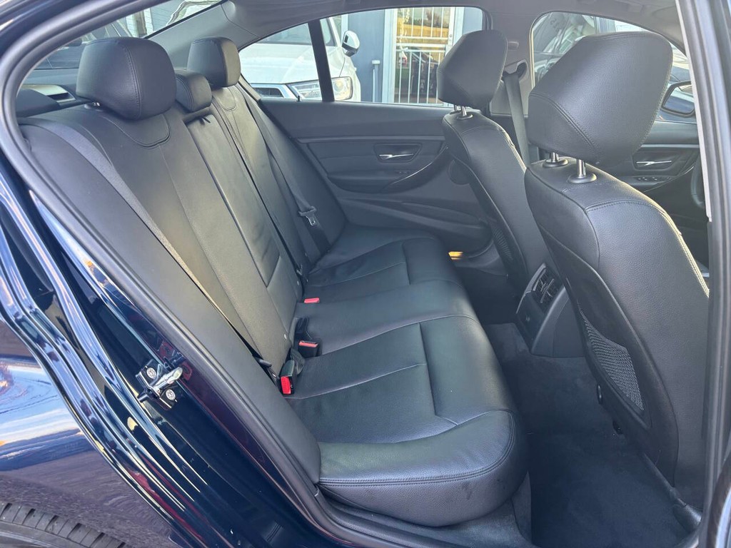 BMW 3 Series Vehicle Full-screen Gallery Image 12