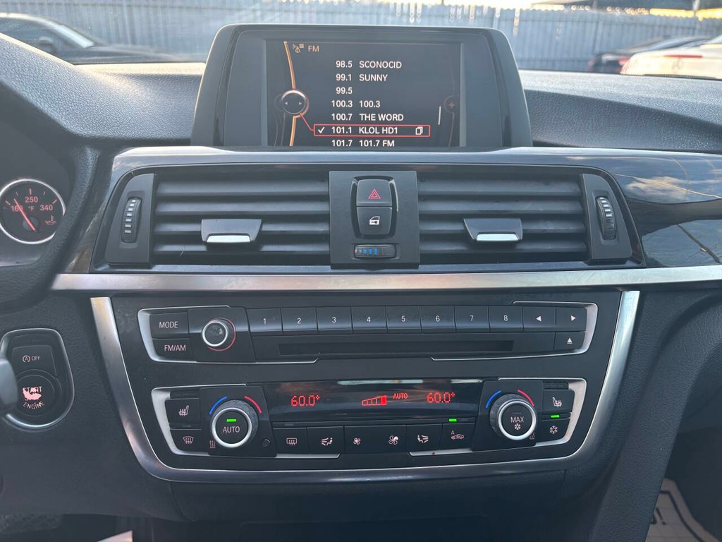 BMW 3 Series Vehicle Full-screen Gallery Image 14