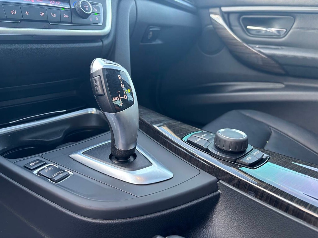 BMW 3 Series Vehicle Full-screen Gallery Image 15