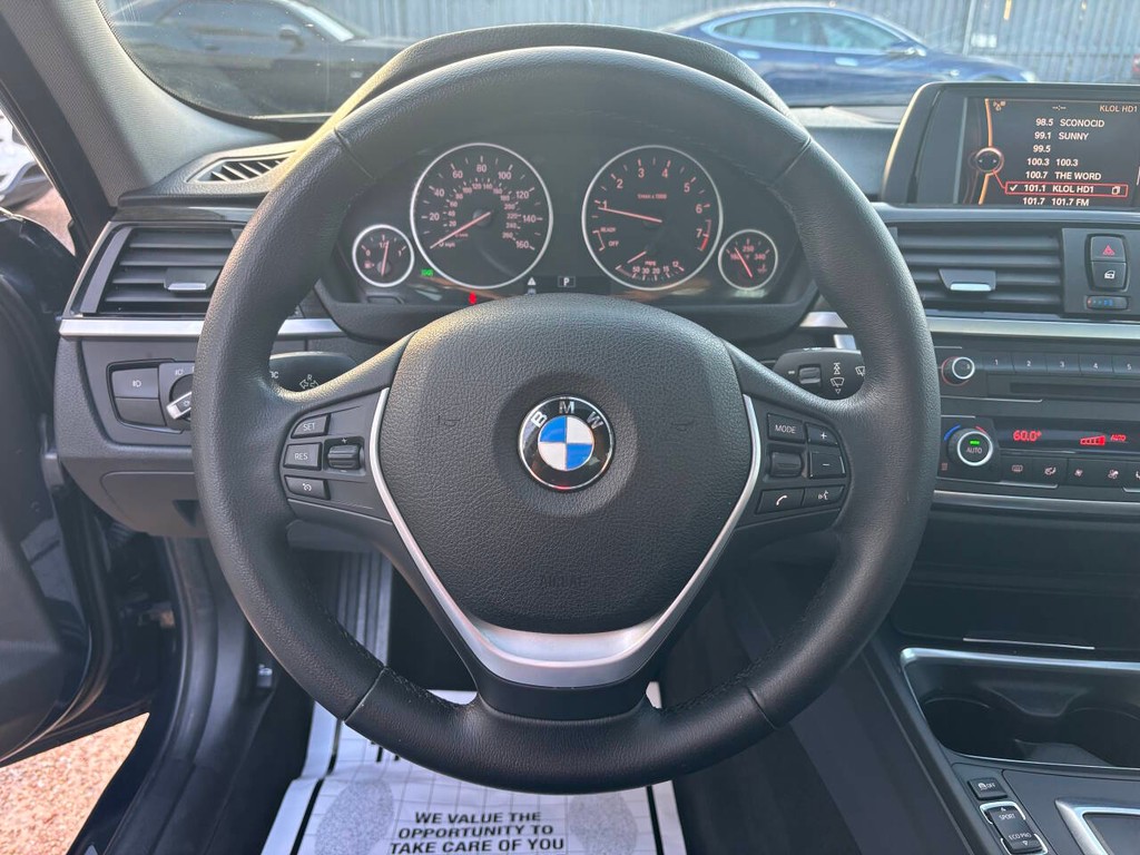 BMW 3 Series Vehicle Full-screen Gallery Image 16