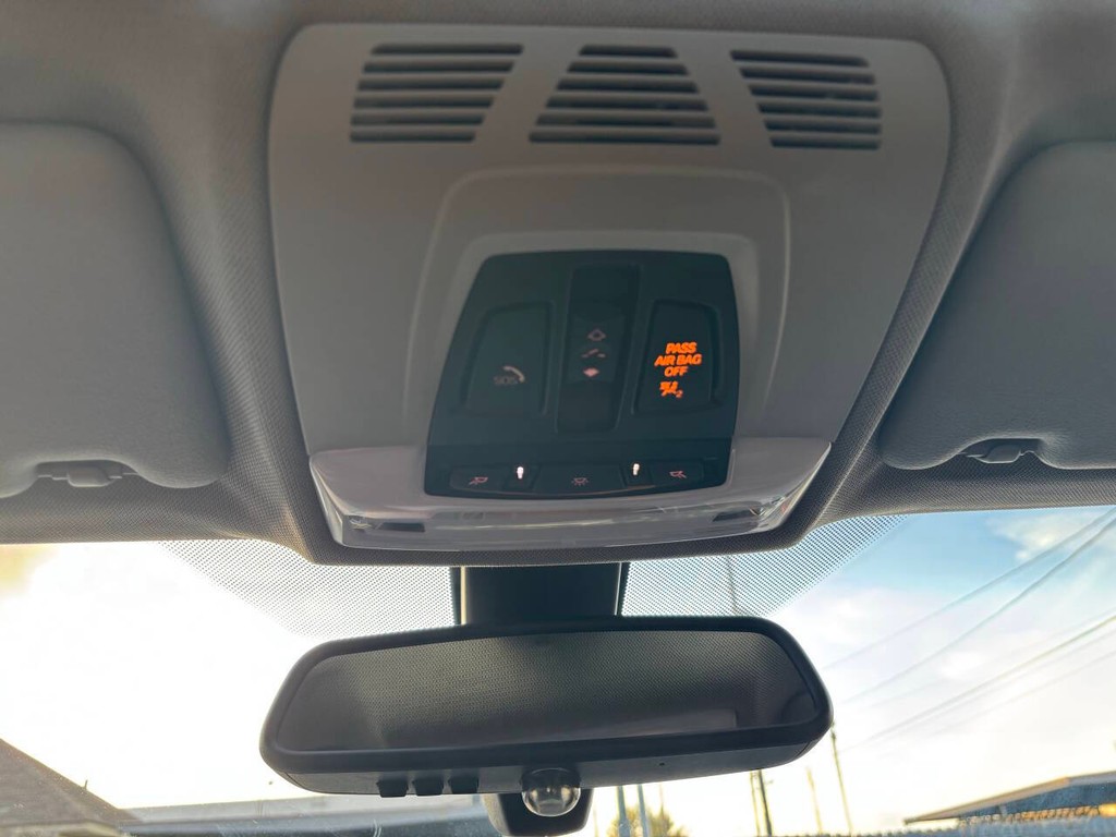 BMW 3 Series Vehicle Full-screen Gallery Image 18