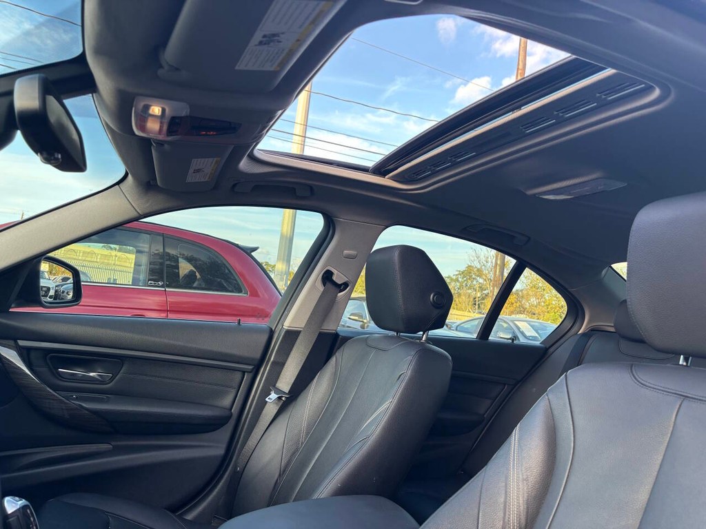 BMW 3 Series Vehicle Full-screen Gallery Image 19