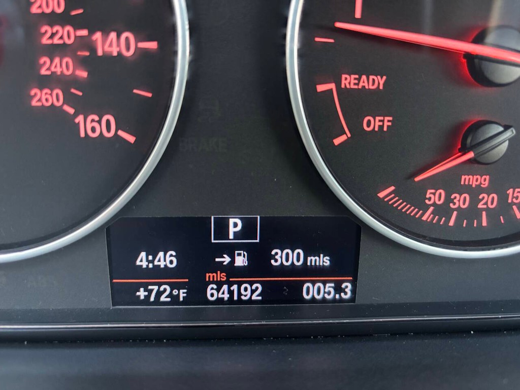 BMW 3 Series Vehicle Full-screen Gallery Image 20