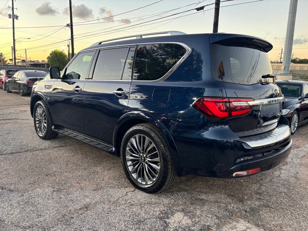 INFINITI QX80 Vehicle Full-screen Gallery Image 04