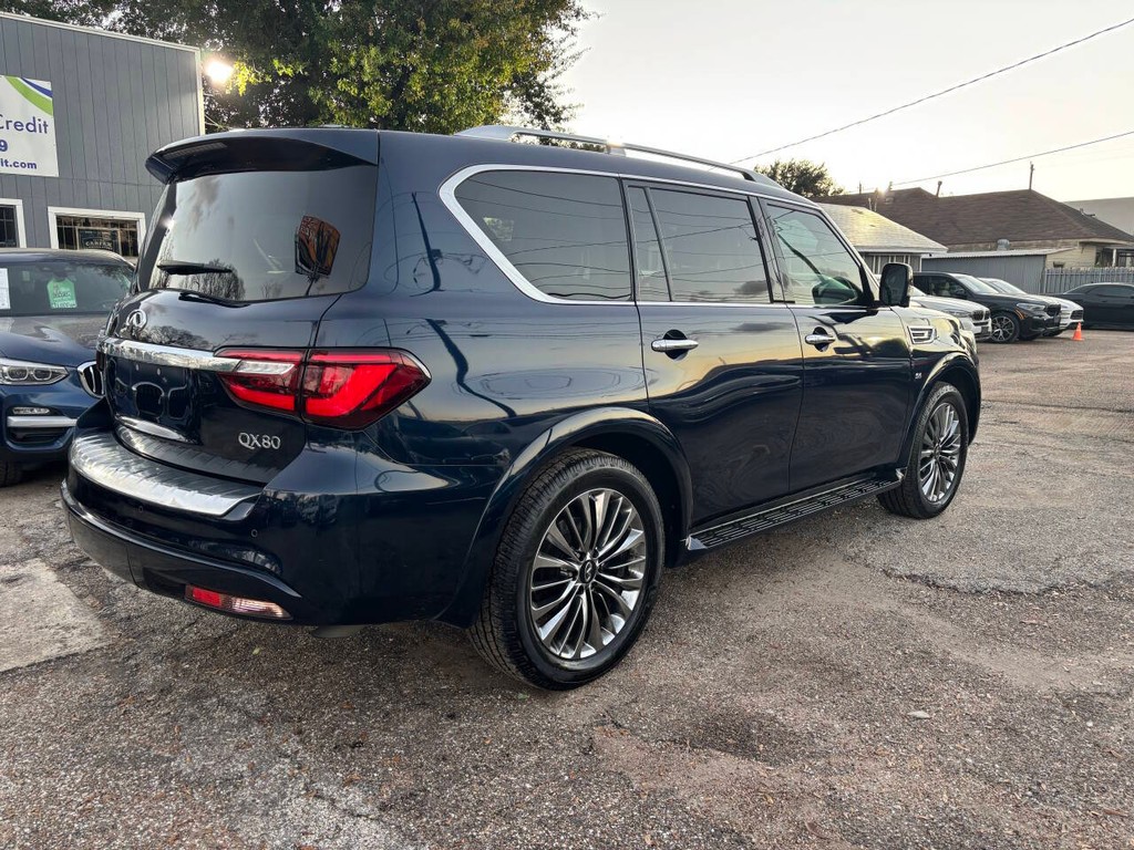 INFINITI QX80 Vehicle Full-screen Gallery Image 06