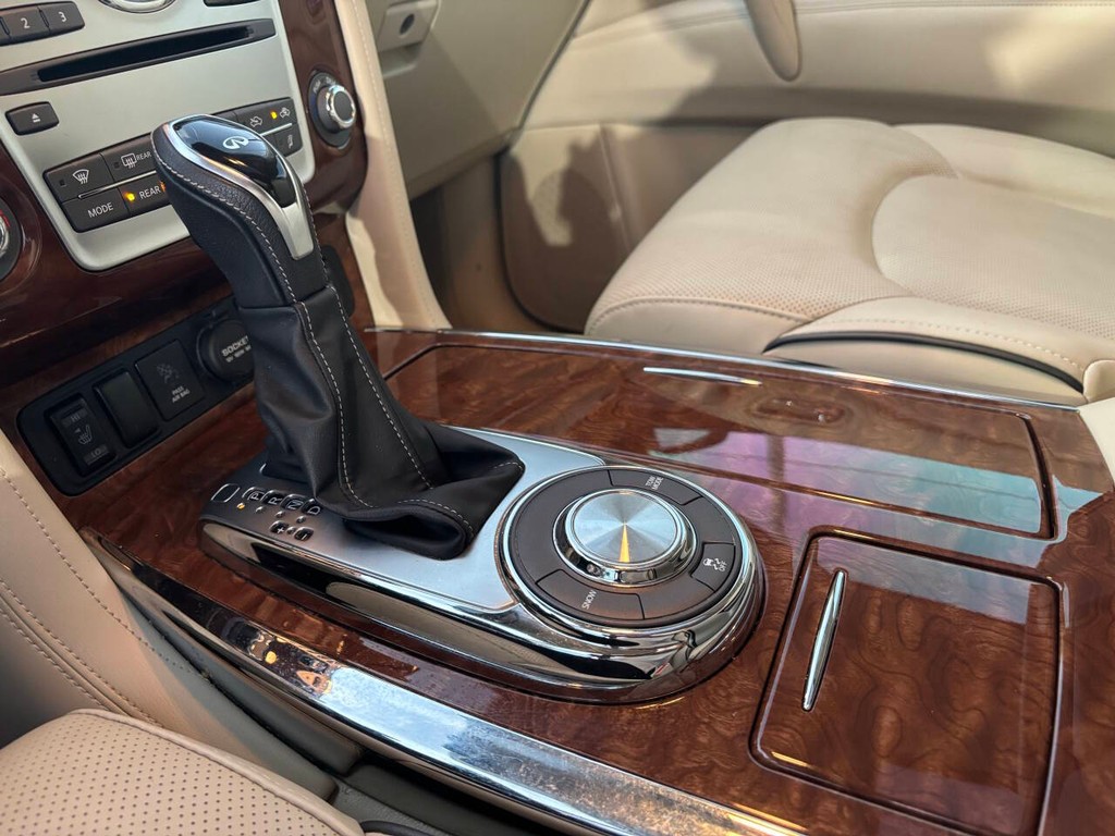 INFINITI QX80 Vehicle Full-screen Gallery Image 16