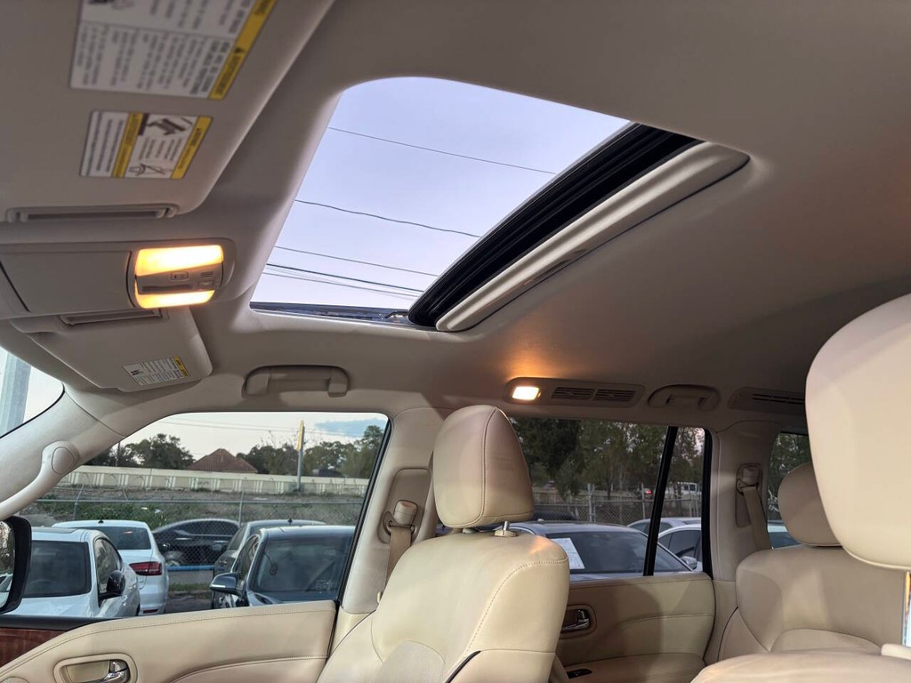 INFINITI QX80 Vehicle Full-screen Gallery Image 18