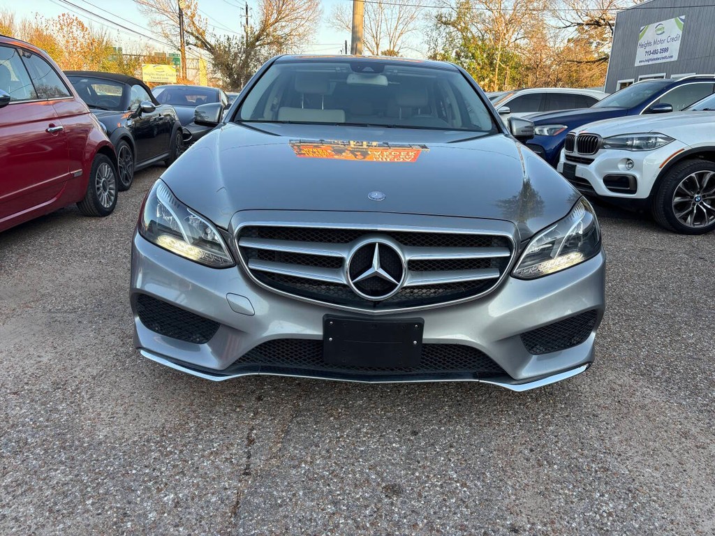 Mercedes-Benz E-Class Vehicle Full-screen Gallery Image 03