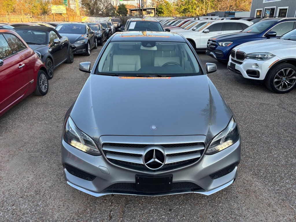 Mercedes-Benz E-Class Vehicle Full-screen Gallery Image 04