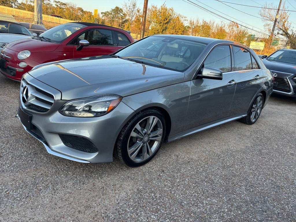 Mercedes-Benz E-Class Vehicle Full-screen Gallery Image 05