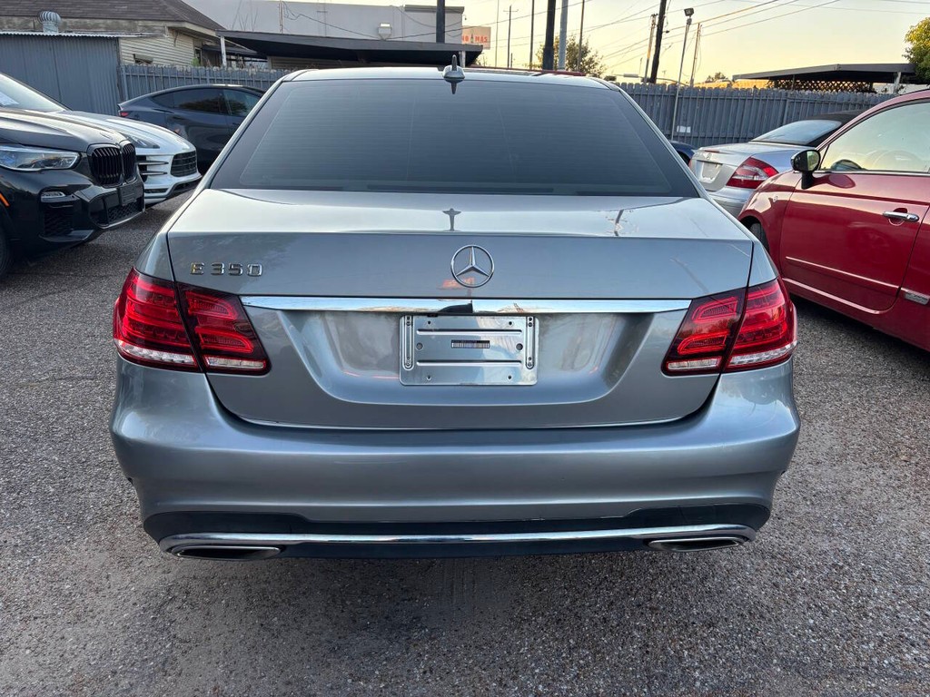 Mercedes-Benz E-Class Vehicle Full-screen Gallery Image 07