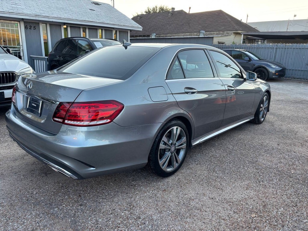 Mercedes-Benz E-Class Vehicle Full-screen Gallery Image 08