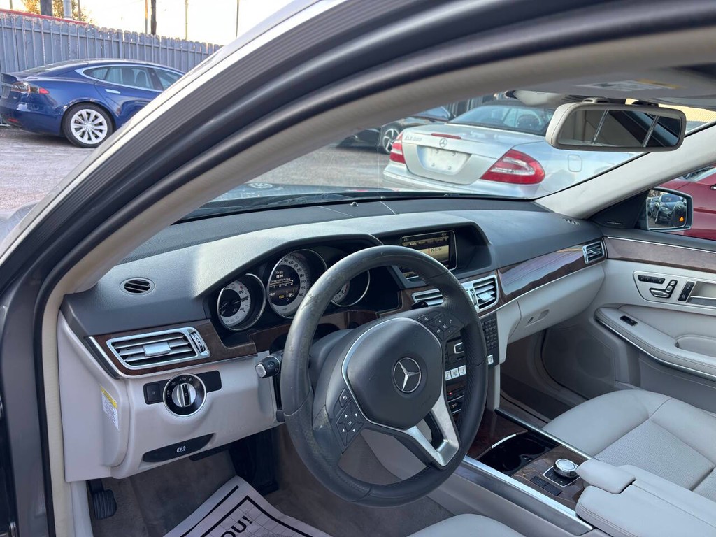 Mercedes-Benz E-Class Vehicle Full-screen Gallery Image 09