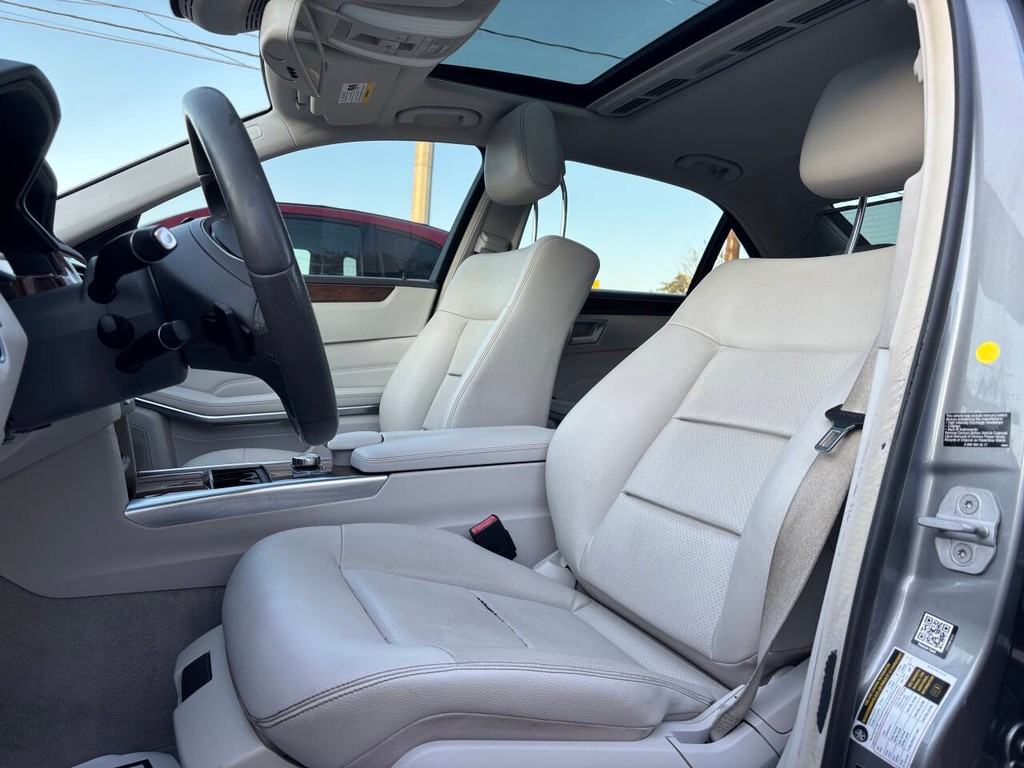 Mercedes-Benz E-Class Vehicle Full-screen Gallery Image 10