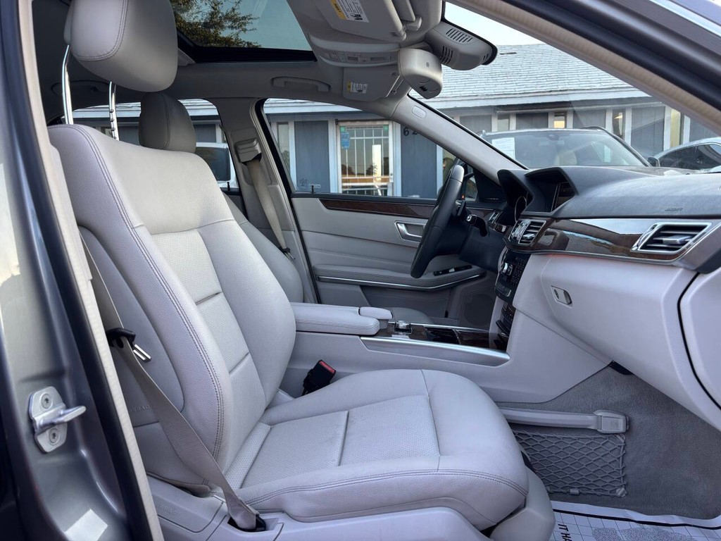 Mercedes-Benz E-Class Vehicle Full-screen Gallery Image 11