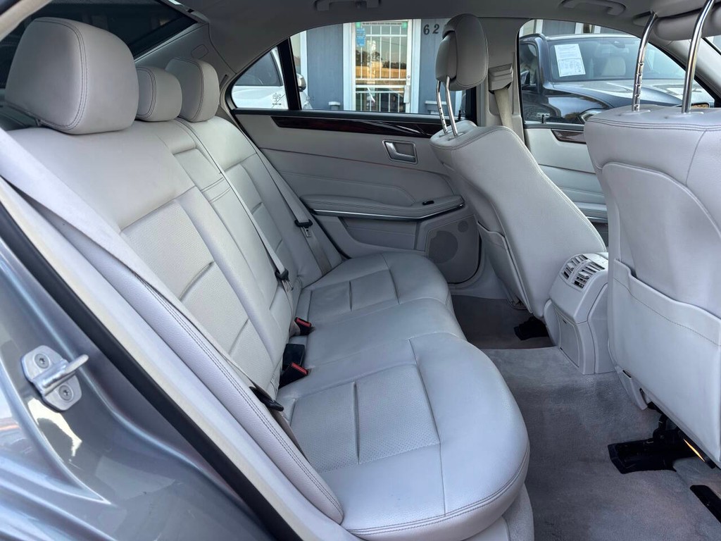 Mercedes-Benz E-Class Vehicle Full-screen Gallery Image 12