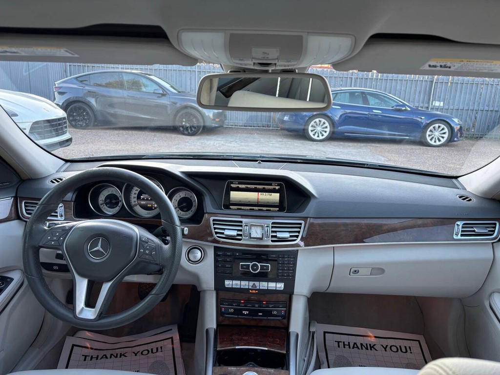 Mercedes-Benz E-Class Vehicle Full-screen Gallery Image 13