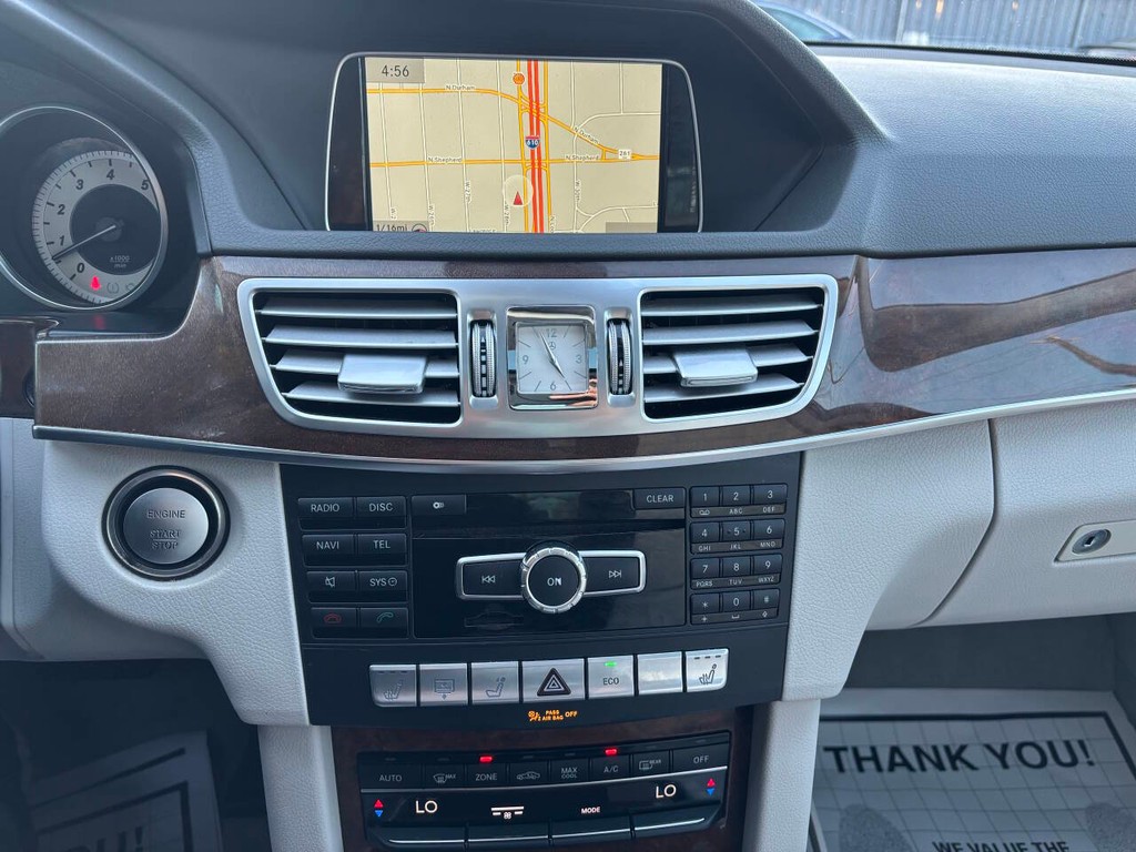 Mercedes-Benz E-Class Vehicle Full-screen Gallery Image 14